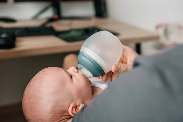 Padre Caucasico Che Nutre Suo Bambino Con Una Bottiglia Latte — Foto Stock