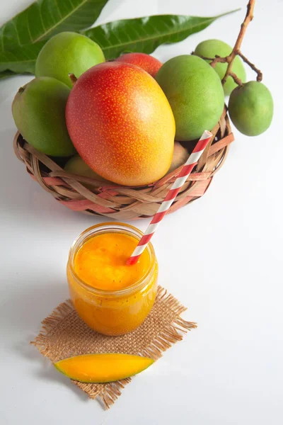 Una Toma Alto Ángulo Batido Mango Una Canasta Con Frutas —  Fotos de Stock