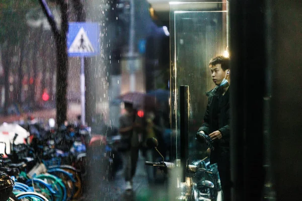 Hombre Saliendo Del Edificio Niño Caminando Con Paraguas Bicicletas Estacionadas —  Fotos de Stock