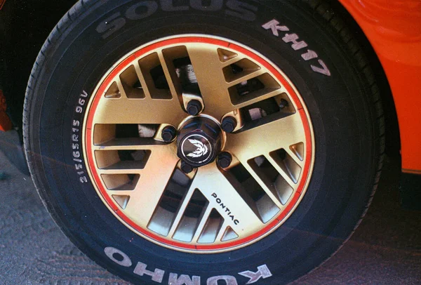 Sokakta park etmiş bir Amerikan arabası. Pontiac Ateş Kuşu Trans AM