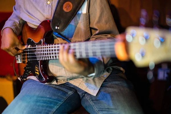 Nahaufnahme Eines Gitarristen Bei Einer Jazz Performance Der Rockwood Music — Stockfoto