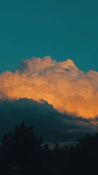 Disparo Vertical Una Nube Durante Puesta Del Sol — Foto de Stock