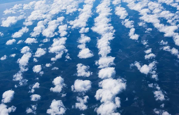 Luftaufnahme Baumwollartiger Wolken Über Einer Riesigen Landschaft — Stockfoto
