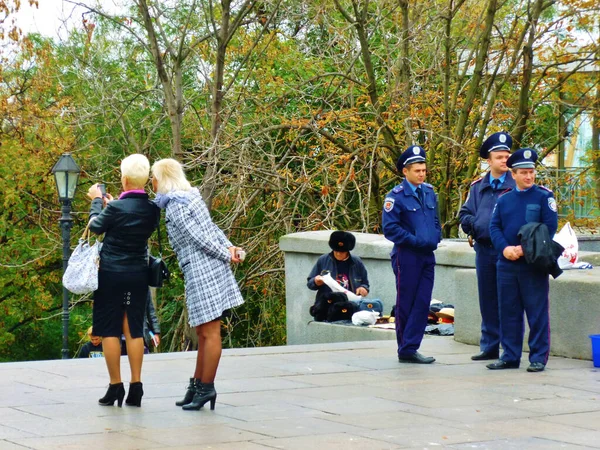 Ukrainische Frauen Und Polizisten Der Nähe Der Potemkinschen Treppe Odessa — Stockfoto