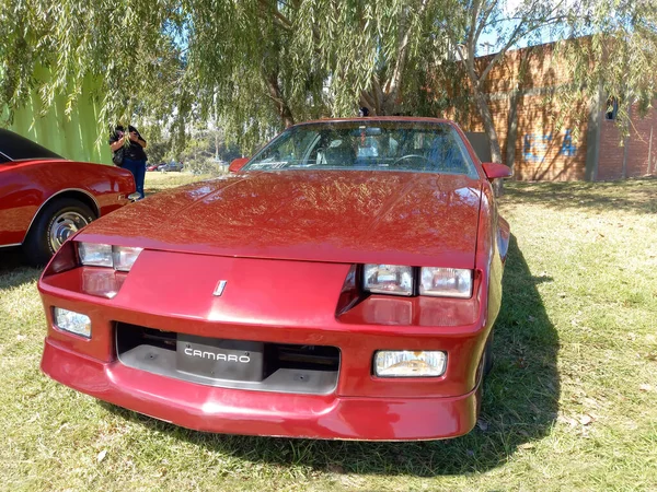 Chevrolet Camaro 1982 년부터 1992 년까지 시골에서 세대붉은 스포츠를 선보였다 — 스톡 사진