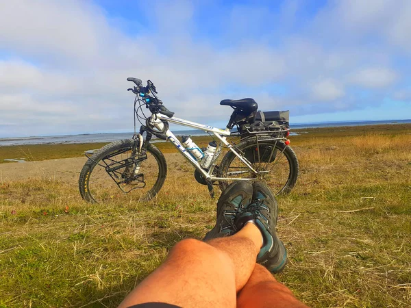 Vacker Utsikt Över Någons Ben Gräset Bakgrunden Parkerad Cykel — Stockfoto