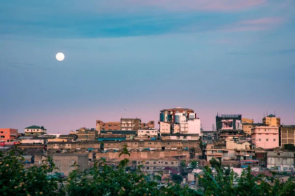 Okouzlující Výhled Město Starými Novými Budovami Při Západu Slunce — Stock fotografie