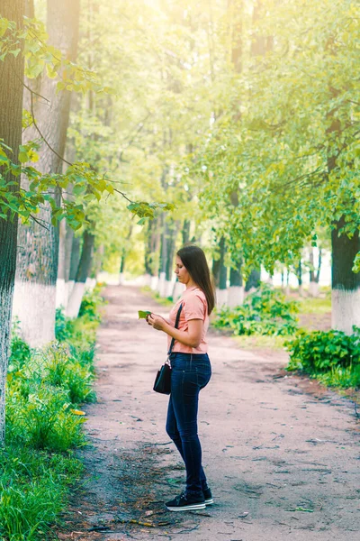 Primer Plano Una Hermosa Mujer Caminando Por Bosque Hermoso Día —  Fotos de Stock