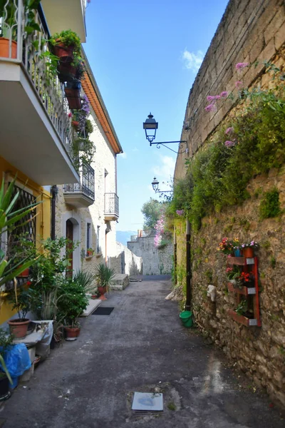 Uma Rua Estreita Entre Antigas Casas Teggiano Uma Aldeia Medieval — Fotografia de Stock