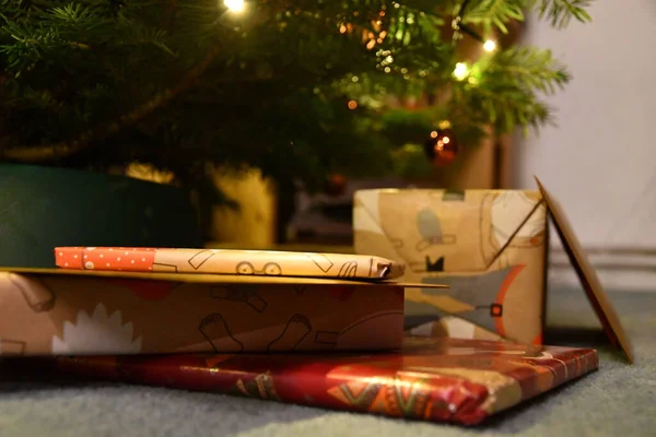 Prachtig Ingepakte Cadeaus Onder Een Kerstboom Duitsland — Stockfoto