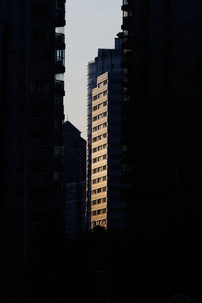 上海建筑与建筑的垂直的黑暗画面 — 图库照片