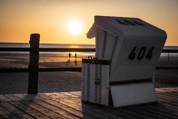 Biały Kapturek Plażowy Krzesło Strandkorb Sankt Peter Ording Plaży Zachodzie — Zdjęcie stockowe