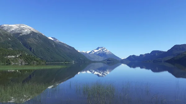 チリのパタゴニアの山々に囲まれた湖の美しい景色 — ストック写真