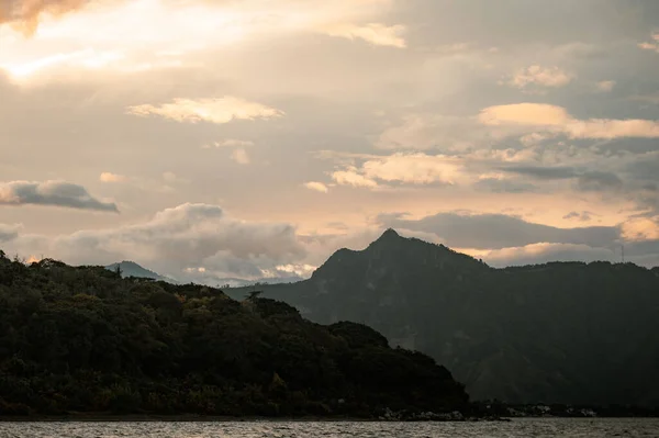 Uitzicht Pittoreske Heuvels Aan Overkant Van Het Atitlan Meer Bij — Stockfoto