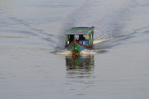 Корабель Прискорює Річку Мезуджі Лампунг Індонезія — стокове фото