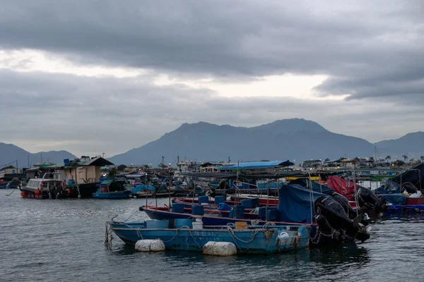 Bunte Alte Boote Wasser Mit Bergen Hintergrund Hongkong — Stockfoto