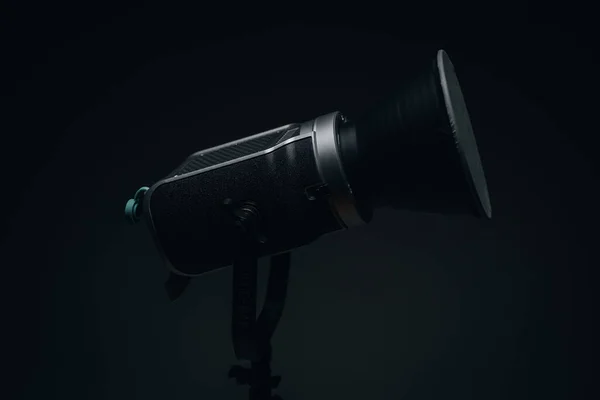 スタジオビデオライト 三脚上の写真やビデオ撮影のための継続的な照明 黒の背景 — ストック写真