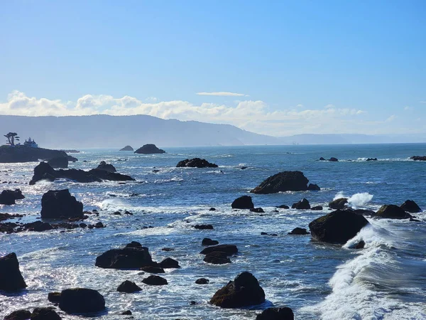 海岸近くの岩や青い海の景色 — ストック写真