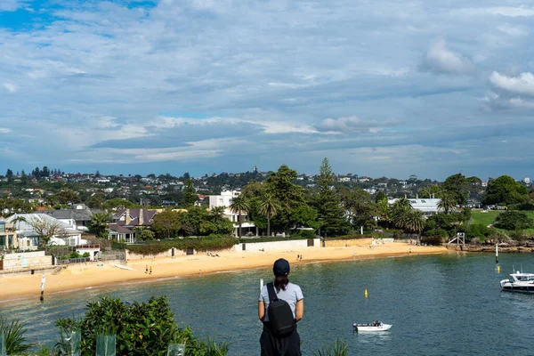 Die Frau Vor Dem Hintergrund Der Watsons Bay Sydney Australien — Stockfoto