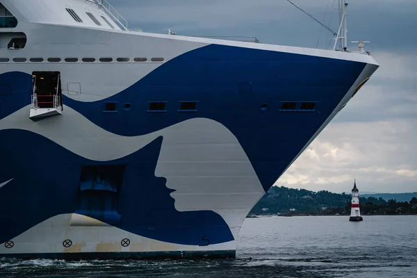 Nahaufnahme Eines Kreuzfahrtschiffes Das Den Sieben Weltmeeren Aufbricht Hintergrund Des — Stockfoto