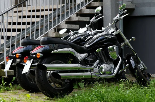 2台のスズキのオートバイが階段の横に屋外に停めた — ストック写真
