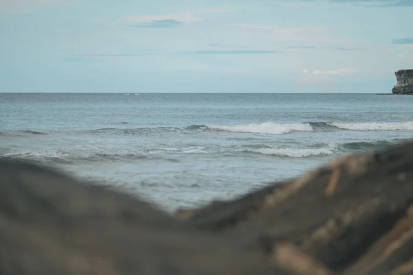 Büyük Taşlarla Dolu Güzel Bir Deniz Manzarası — Stok fotoğraf