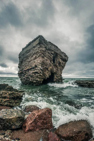 Ein Schöner Blick Auf Ruinen Meer Unter Dem Wolkenverhangenen Himmel — Stockfoto