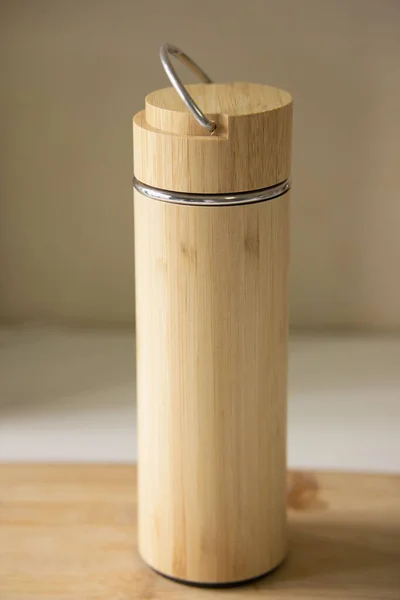 Disparo Vertical Una Botella Agua Hecha Bambú Mostrador — Foto de Stock