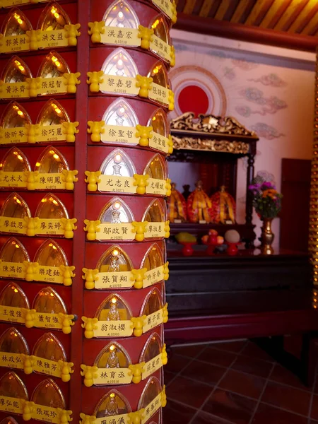 台湾新台北市泰山寺的光崇拜蜡烛特写 — 图库照片