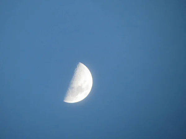 Vista Della Luna Del Primo Quarto Isolato Nel Cielo Blu — Foto Stock