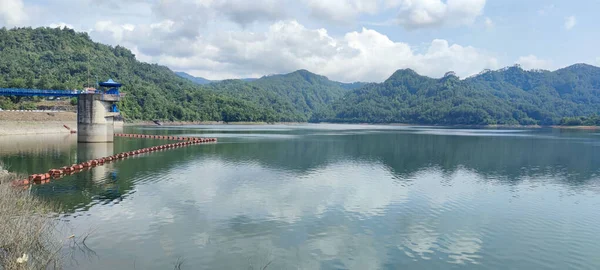 Endonezya Daki Semarang Baraj Gölünün Üzerindeki Bir Köprünün Panoramik Görüntüsü — Stok fotoğraf