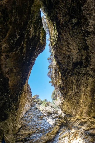 Una Vista Verticale Del Cielo Blu Dall Interno Una Grotta — Foto Stock