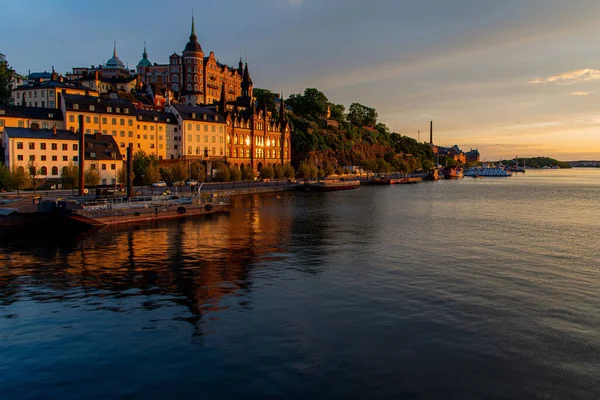 瑞典斯德哥尔摩日落时的索德马尔姆岛港口美景 — 图库照片