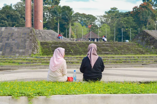 Två Kvinnor Sitter Park Solig Dag — Stockfoto