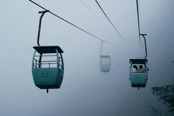 Belo Tiro Ropeway Movendo Névoa — Fotografia de Stock