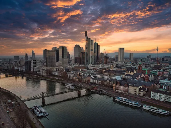 Een Lange Blootstelling Van Frankfurt Stadsgezicht Rivier Main Bij Zonsondergang — Stockfoto