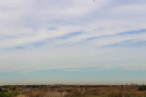 Wolken Lucht Boven Kustlandschap Met Schip Verte — Stockfoto