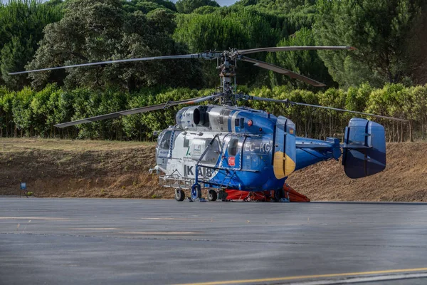 Ronda Malaga Espanha Junho 2022 Helicóptero Combate Incêndios Estacionado Heliporto — Fotografia de Stock