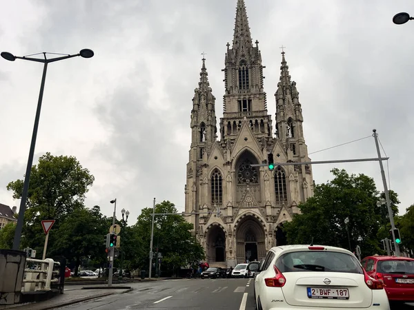Låg Trafik Framför Kyrkan Vår Lady Laeken Bryssel — Stockfoto