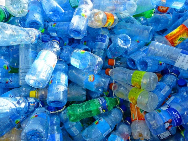 在埃塞俄比亚巴哈达尔的一个市场上收集的许多塑料瓶 — 图库照片
