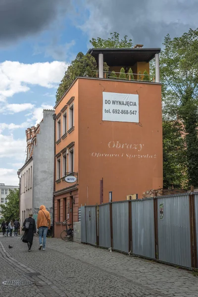 Eine Vertikale Aufnahme Von Menschen Die Auf Der Straße Mit — Stockfoto