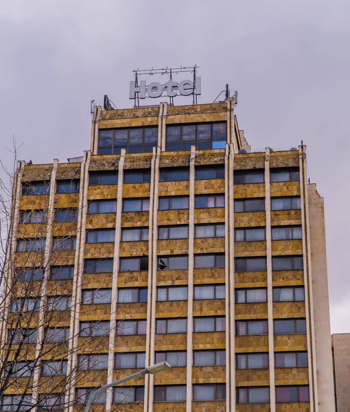 Uma Vista Baixo Ângulo Abandonado Pristina Grand Hotel Praça Madre — Fotografia de Stock