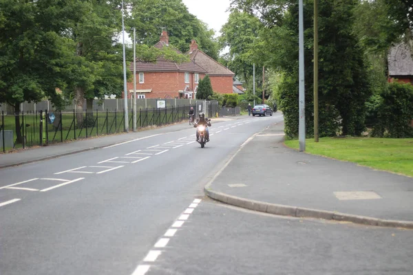 Motociclista Andando Uma Rua Perto Parque Verde — Fotografia de Stock