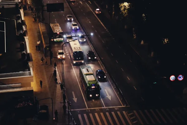 Een Hoge Hoek Uitzicht Auto Rijden Stad Nachts — Stockfoto