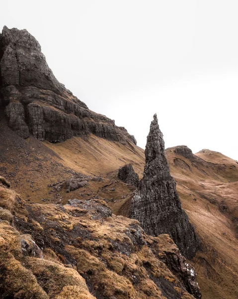 Pionowe Ujęcie Formacji Skalnych Ponury Dzień Wyspie Skye Szkocja — Zdjęcie stockowe