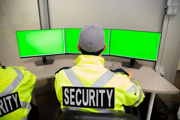 Uma Equipe Segurança Vigiando Monitores Vigilância Cctv Com Tela Verde — Fotografia de Stock