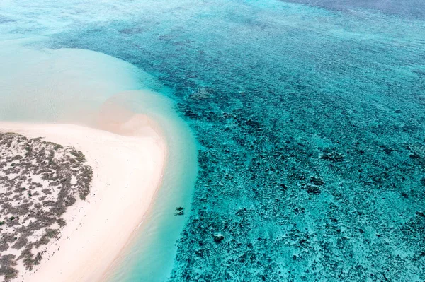 Okouzlující Záběr Jasně Modrý Oceán Jasného Dne — Stock fotografie