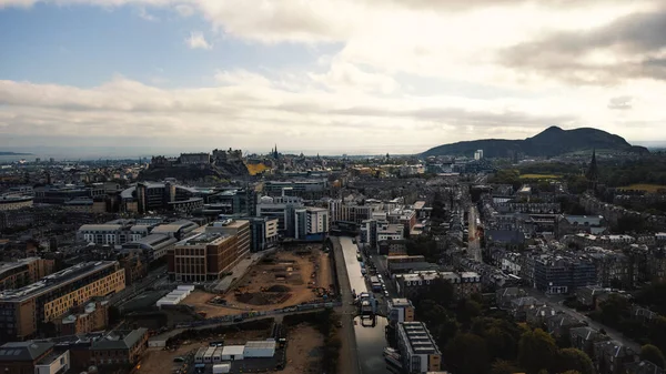 Eine Luftaufnahme Der Schönen Stadt Edinburgh Schottland Vor Bewölktem Himmel — Stockfoto