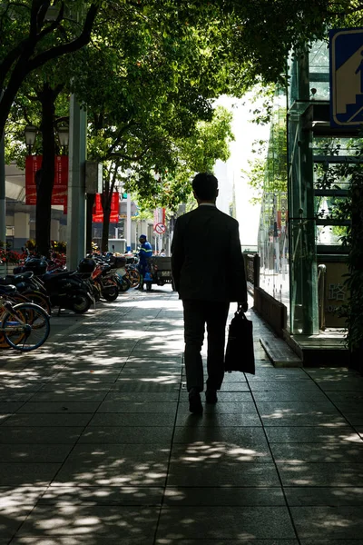 Una Vista Hombre Caminando Por Calle Con Bicicletas Estacionadas Día —  Fotos de Stock