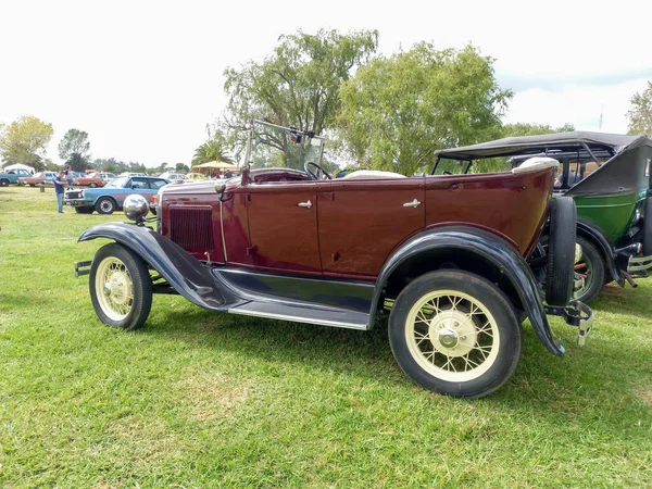 Velho Marrom Vermelho Ford Modelo 1932 Quatro Porta Conversível Campo — Fotografia de Stock
